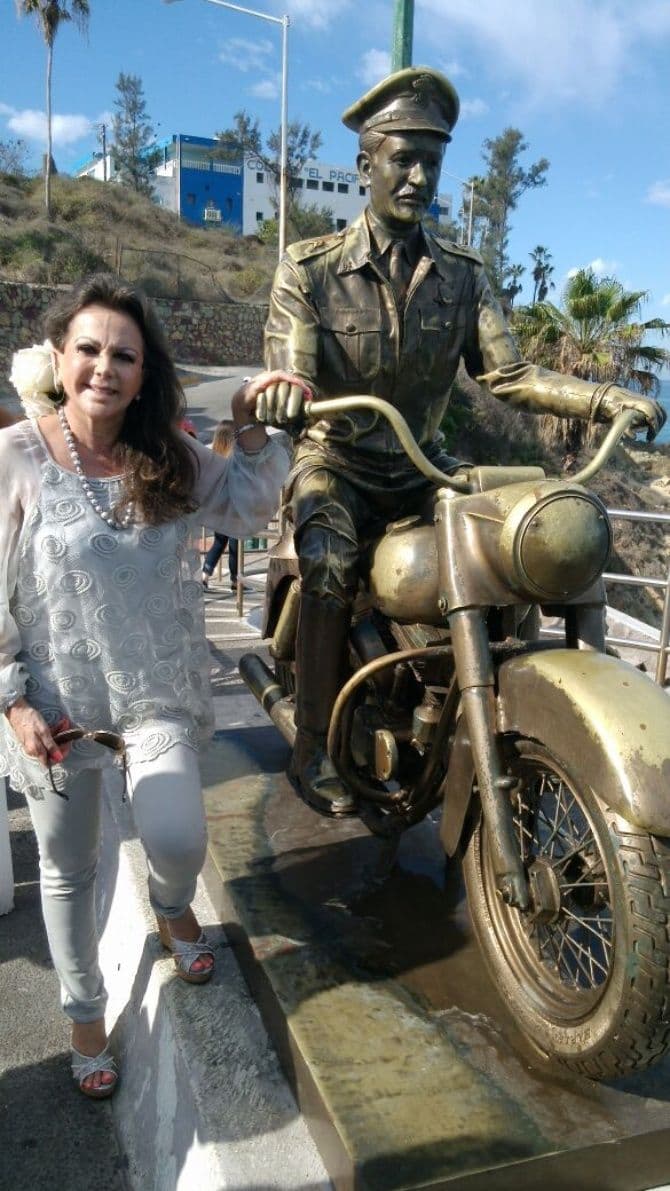 En el estado de Sinaloa existen varios museos y monumentos en honor a Pedro Infante, como la estatua que está en Mazatlán, a la entrada del Paseo Centenario en Olas Altas. La figura muestra a Pedro en motocicleta en honor a su participación en la cinta 'A toda máquina'. Aquí aparece Lupita Infante Torrentera en uno de los tantos homenajes que se le han hecho.