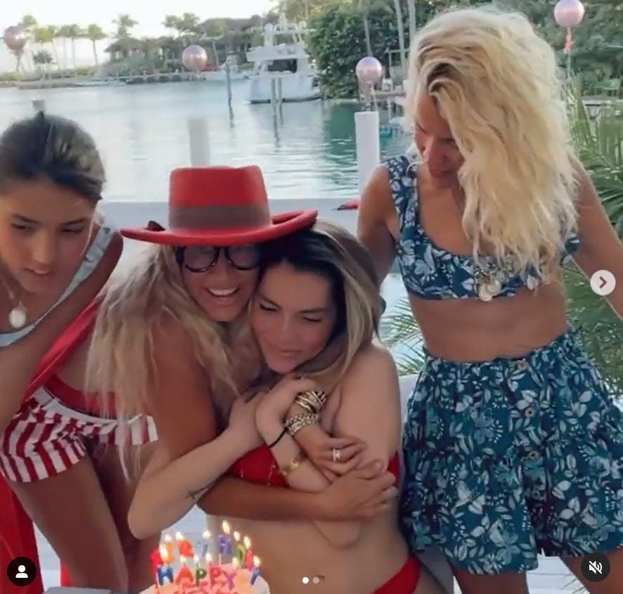 En por lo menos los últimos dos cumpleaños de la cantante, se sabe que Alejandra Guzmán no estuvo con ella en Miami. En el de este año, el pasado 13 de marzo, 
<b><a href="https://www.univision.com/shows/despierta-america/alejandra-guzman-y-frida-sofia-hablan-por-primera-vez-en-television-tras-su-distanciamiento-exclusiva-video" target="_blank">le llamó por teléfono</a></b> en el que aparentemente fue su primer acercamiento en casi tres años. Mientras eso ocurría, Beatriz Pasquel le preparó a Frida Sofía 
<b><a href="https://www.instagram.com/p/CMZ7iMZs4V2/" target="_blank">una íntima fiesta de cumpleaños</a></b> con su padre y los medios hermanos de la joven, Emilio, Natasha y Beatriz. 
<br>
