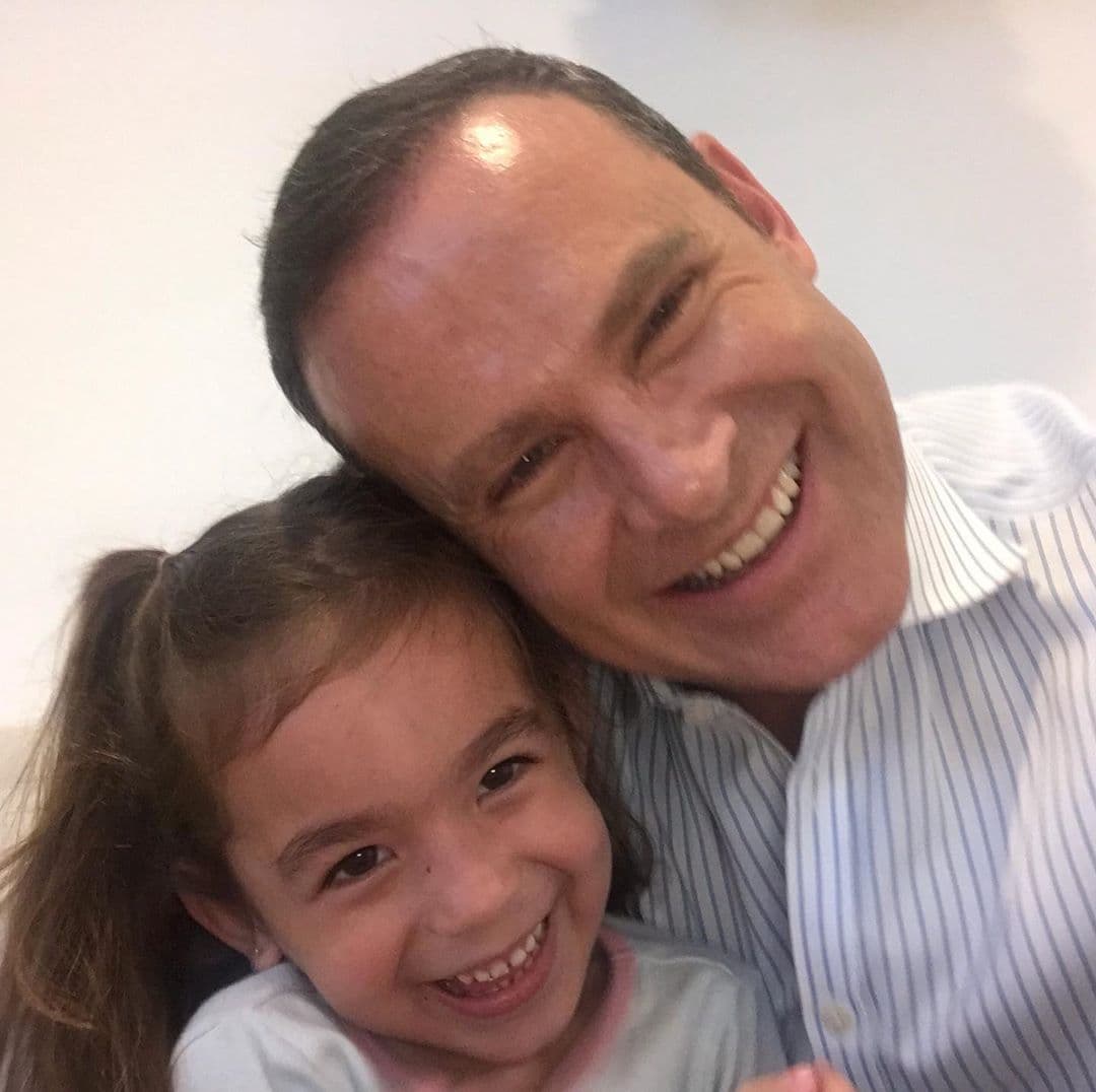 El presentador de Despierta América ama a sus cinco hijos con locura, pero Michelle lo ha cautivado con su alegría y por las muchas ‘ocurrencias’ (como él le llama a sus travesuras) que le dan vida a su hogar.