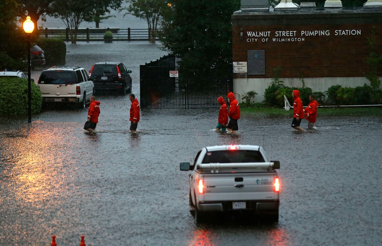 Automóviles y peatones sobre el agua en Wilmington, Carolina del Norte.