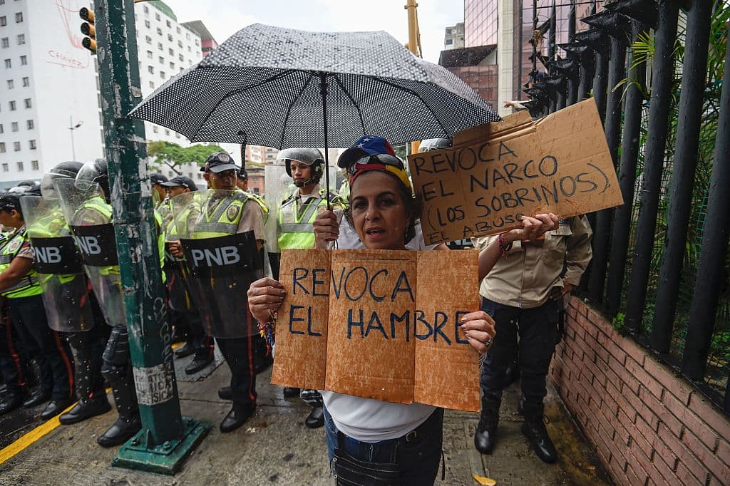 Una opositora en una protesta en Caracas a finales de julio. Exige a las autoridades electorales su cooperación para la realización del referendo revocatorio del mandato de Maduro.