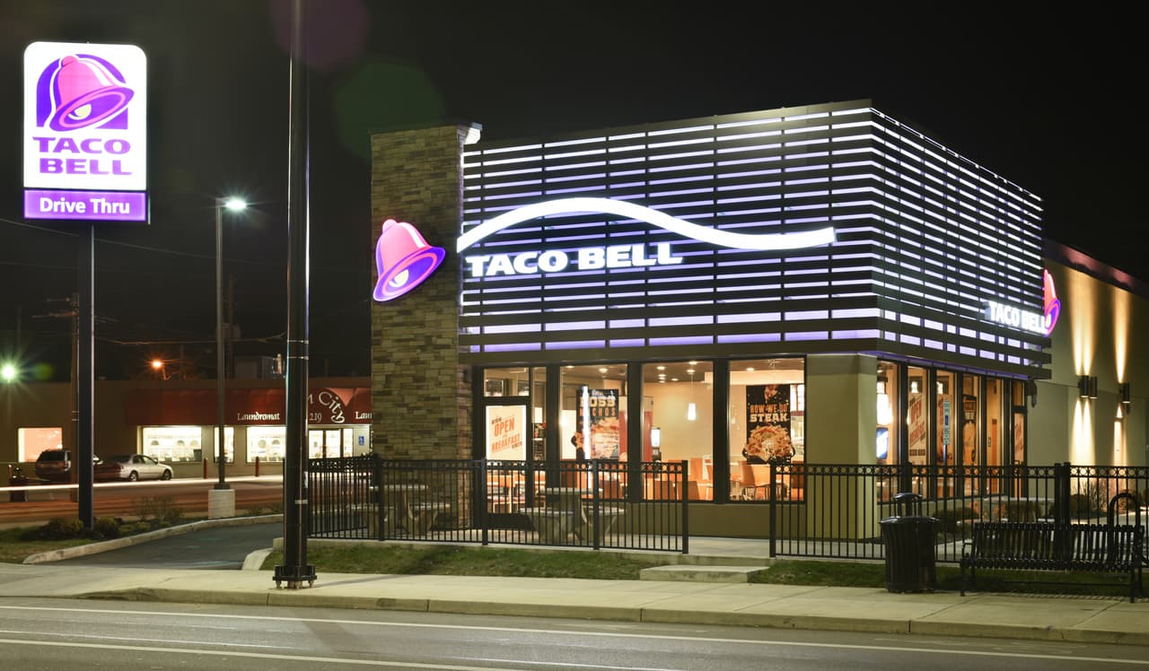 <b>Puesto 1. Taco Bell.</b> Esta cadena ocupa el cuarto puesto de la lista en la lista de Restaurants Business, después de McDonald’s, Starbucks y Chick-fil-A. 
<a href="https://www.tacobell.com/history"><u>Fue fundada en 1962 en Downey, California</u></a> y desde 1978 es propiedad de PepsiCo Inc. Tiene más de 7,000 tiendas en Estados Unidos y en 2019 obtuvo una ganancia de más de 11,000 millones de dólares. Hay cerca de 300 restaurantes Taco Bell fuera de Estados Unidos, en 26 diferentes países.