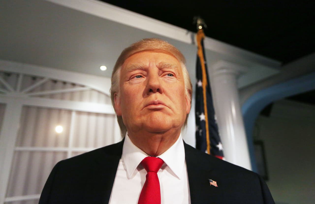 Therese Alvich, directora general del museo Madame Tussauds en Washington DC, aseguró que cada cabello de la estatua de cera del presidente Donald Trump, fue colocado a mano.