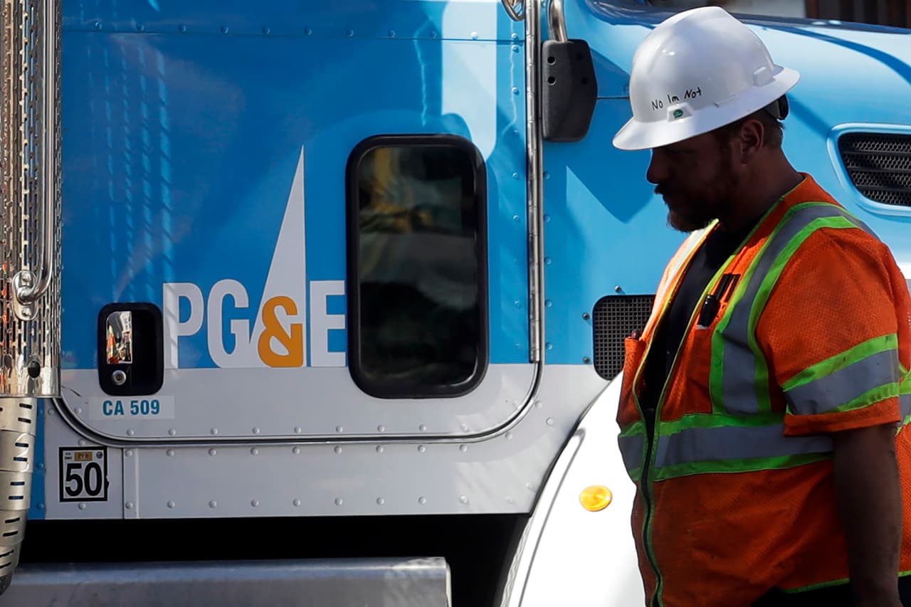 PG&E planea enterrar 10,000 millas de cableado para prevenir incendios forestales 