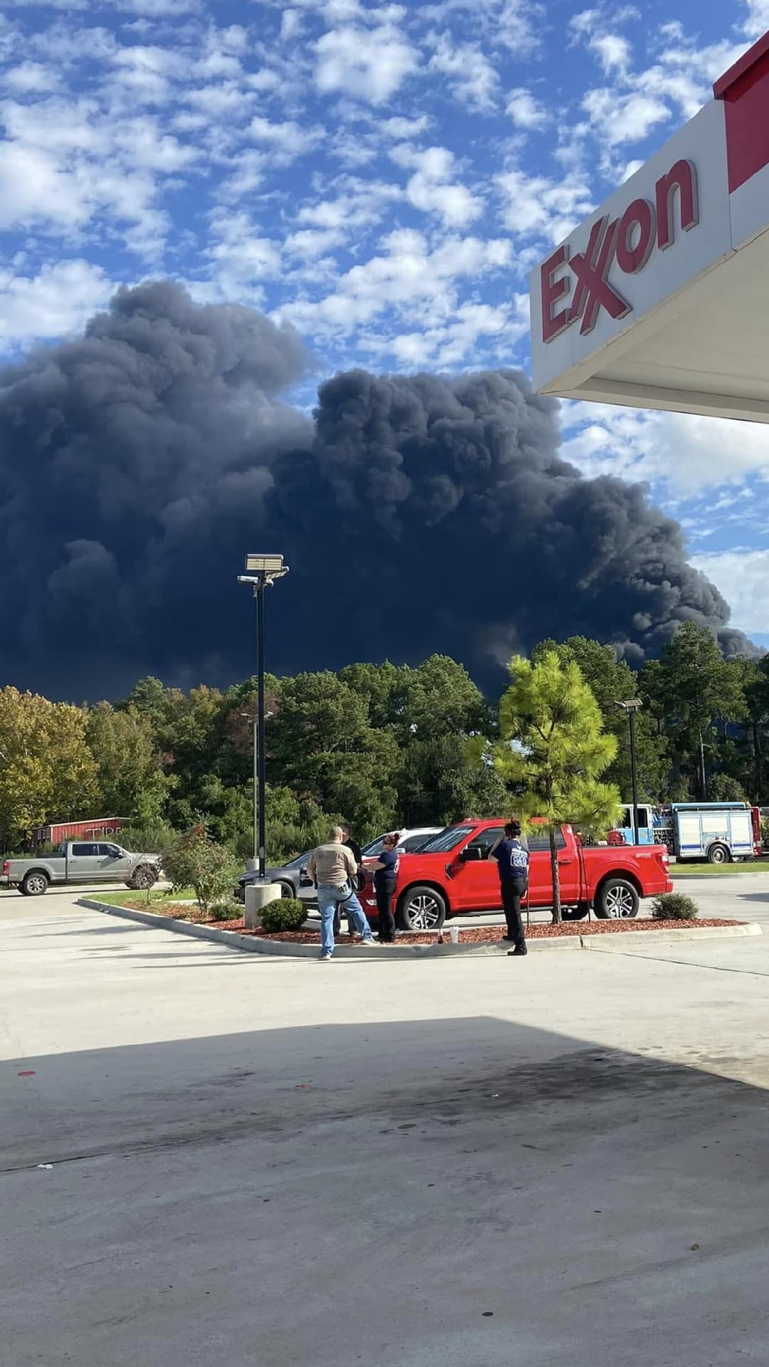 Socorristas y bomberos de The Woodlands, Livingston, Porter y otras ciudades vecinas a Shepherd apoyaron con la contención del fuego y con el manejo de la emergencia.