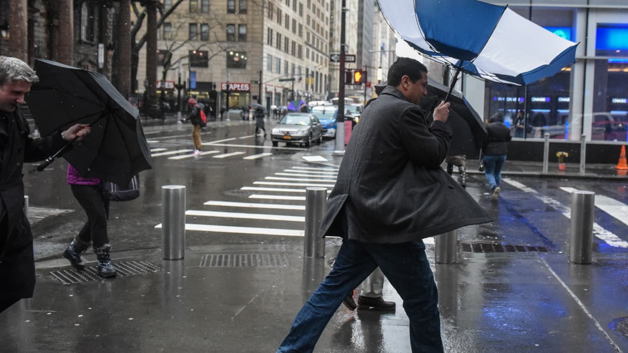 En la ciudad, las ráfagas de viento, combinadas con la lluvia, han ocasionado caídas de peatones.