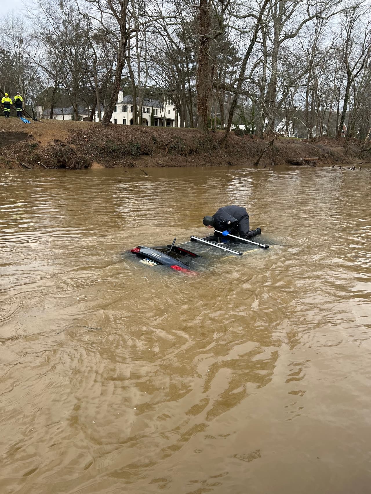 Un vehículo fue encontrado sumergido en el Río Chattahoochee la mañana de este lunes.