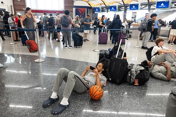 ATLANTA, GEORGIA - 22 DE JULIO: Pasajeros de Delta Airlines hacen fila para recibir asistencia de un agente en el Aeropuerto Internacional Hartsfield-Jackson de Atlanta el 22 de julio de 2024 en Atlanta, Georgia. Delta Airlines canceló más de 700 vuelos el lunes debido a la actualización del software Crowdstrike, lo que representa más de la mitad de las cancelaciones de vuelos en los EE. UU. (Foto de Jessica McGowan/Getty Images)