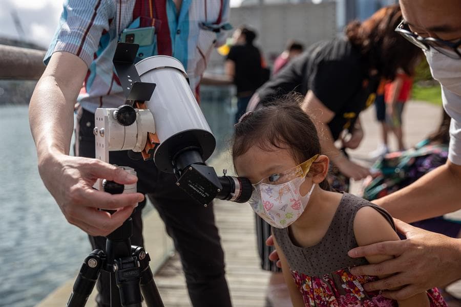 Este niño mira el eclipse a través de un telescopio en Hong Kong.
