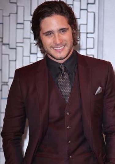 ¿Cómo surgieron los chismes? El portal La Botana reportó que el actor estaba en plena entrevista cuando le preguntaron sobre la sexy cantante...