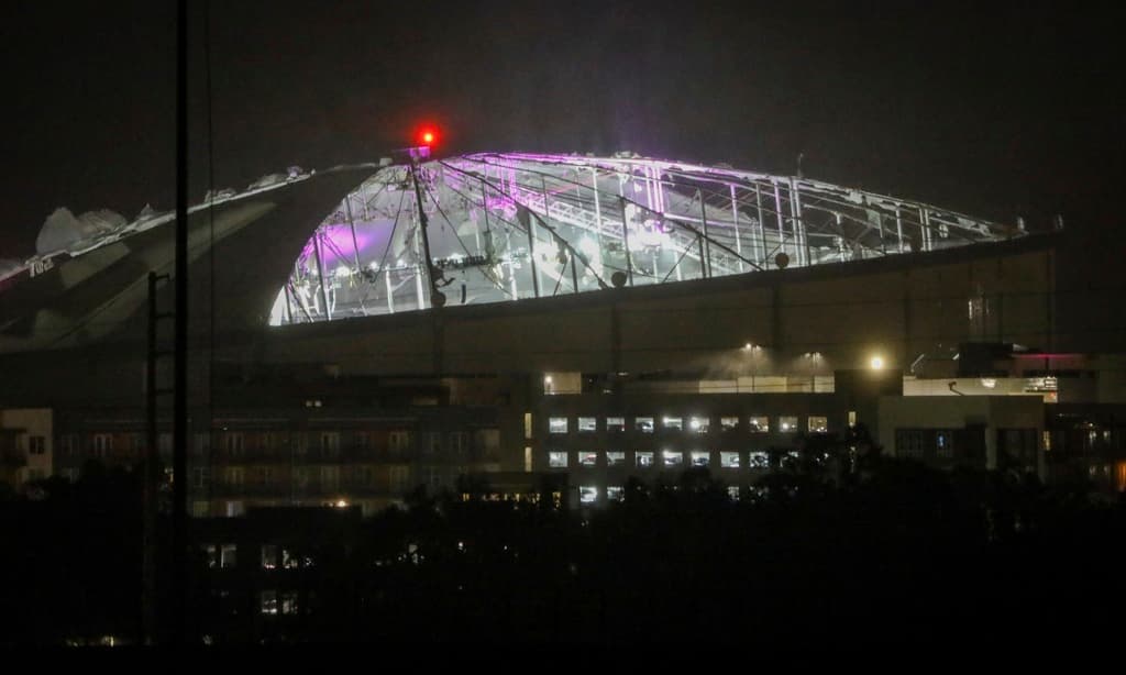 El techo de lonas del Tropicana Field, el estadio de los Rays de Tampa Bay de la MLB, quedó gravemente dañado por el paso del huracán Milton, el 10 de octubre de 2024, en St. Petersburg, Florida. (Chris Urso/Tampa Bay Times vía AP)