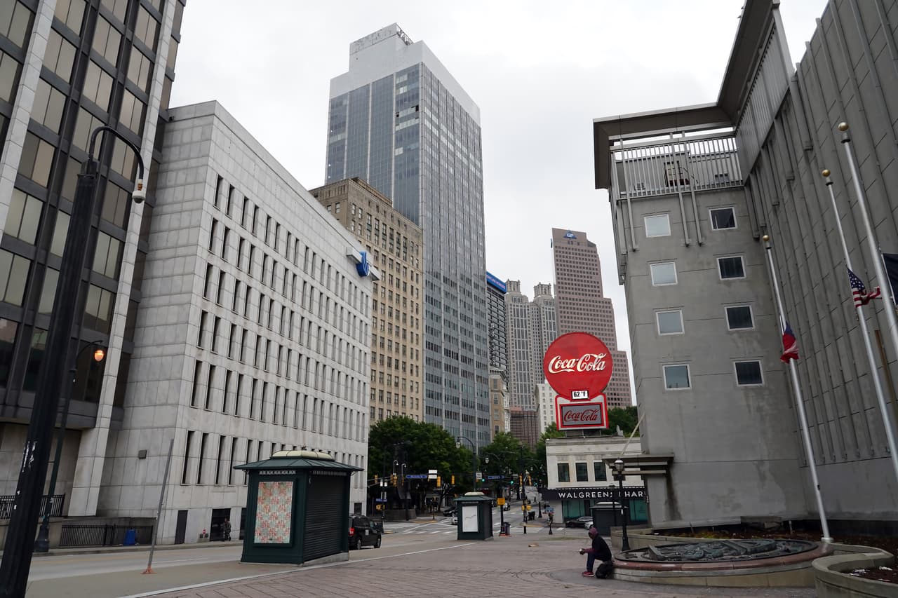 <b>Atlanta: </b>La alcaldesa de Atlanta, Keisha Lance Bottoms,
<a href="https://www.univision.com/local/atlanta-wuvg/ordenan-el-uso-de-tapabocas-y-prohiben-las-reuniones-de-mas-de-10-personas-en-atlanta">firmó una orden ejecutiva que exige el uso de máscaras en toda la ciudad. </a>