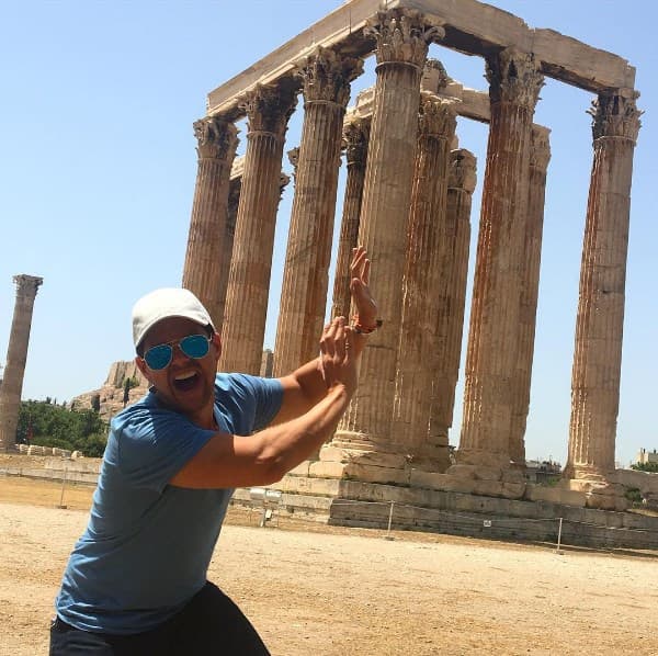 Por un momento nuestro Alejandro se sintió como el titán Atlas sosteniendo el universo.