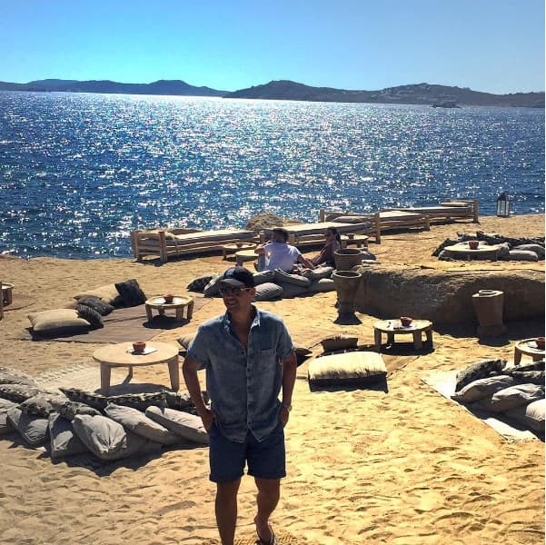 La playa de arena blanca y aguas cristalinas de la Isla de Mykonos es fascinante.