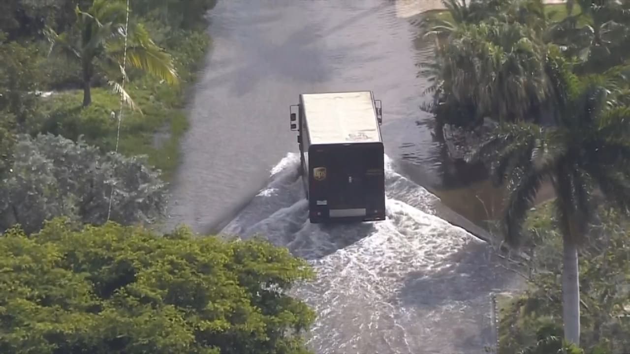 Continúa la marea alta inundando las costas del sur de Florida