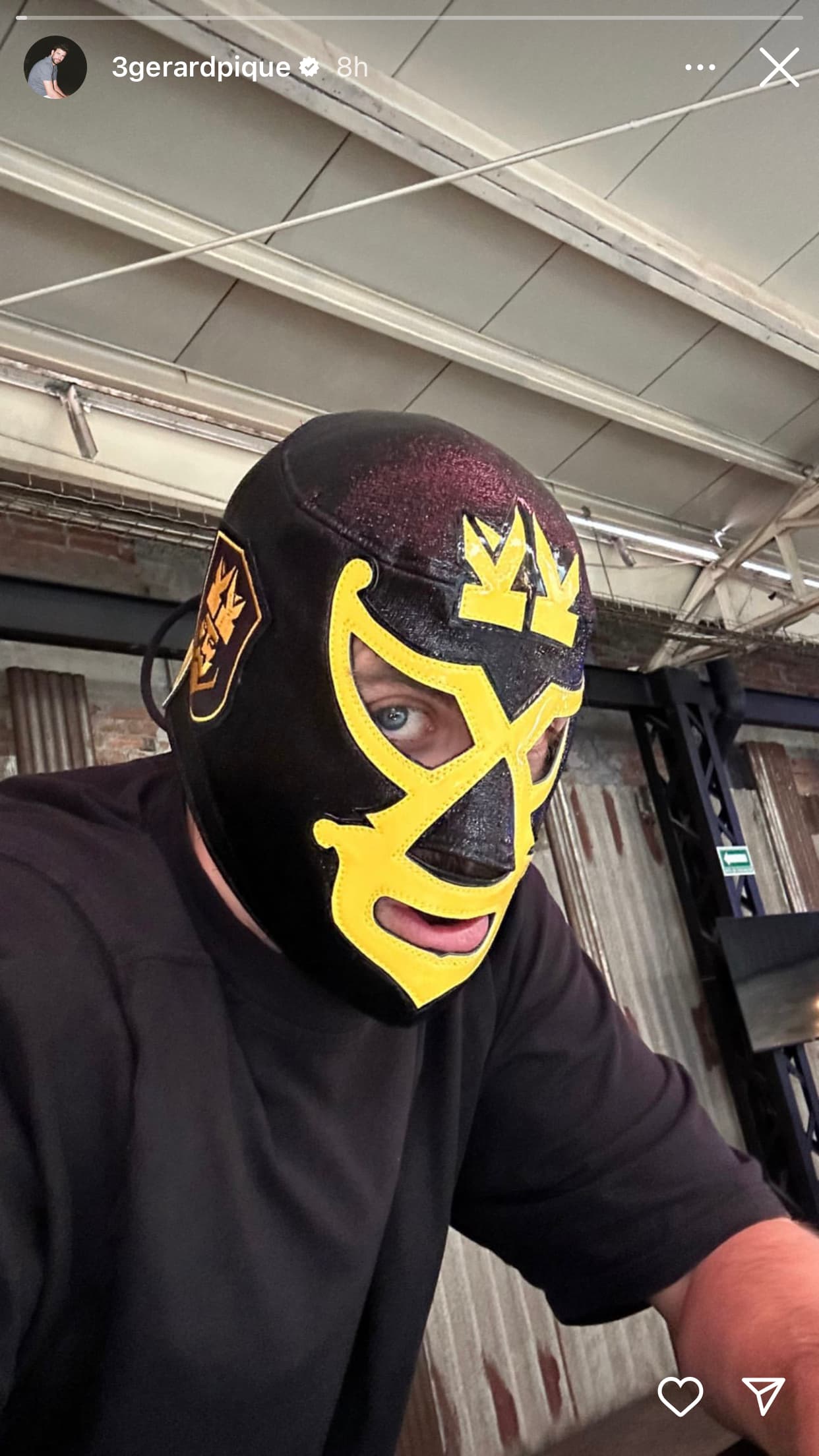 Gerard Piqué apareció en sus redes sociales con esta máscara que tenía la imagen de la Kings League, la liga de futbol 7 que presentó en México este martes 24 de octubre.