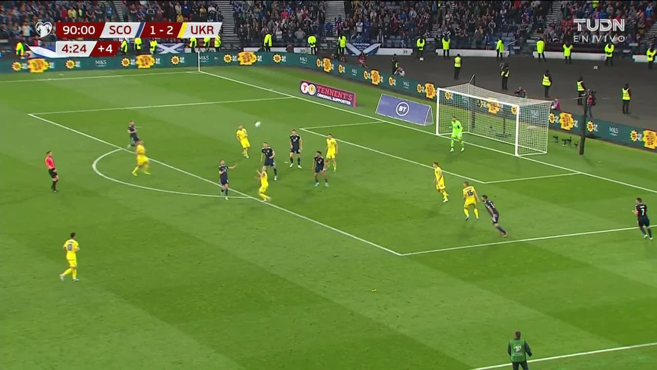 ¡GOL!  anota para Ucrania. Artem Dovbyk