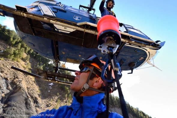 Las imágenes dan cuenta de las complejas labores. (Ministerio del Interior francés/DICOM/F. Pellier).