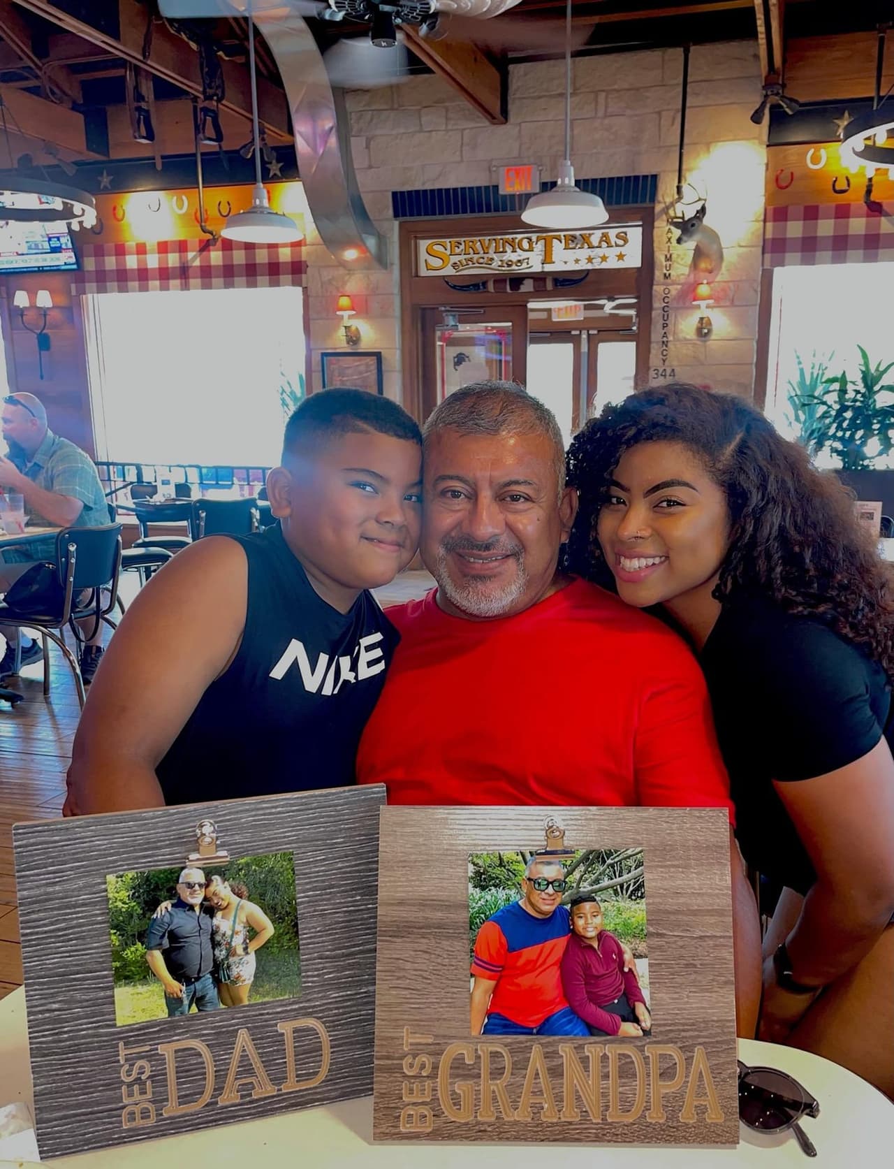 Luis Ávila nos compartió una fotografía en la que dijo estar
<b>“agradecido con Dios por este día tan especial con mi familia”.</b>
<br>