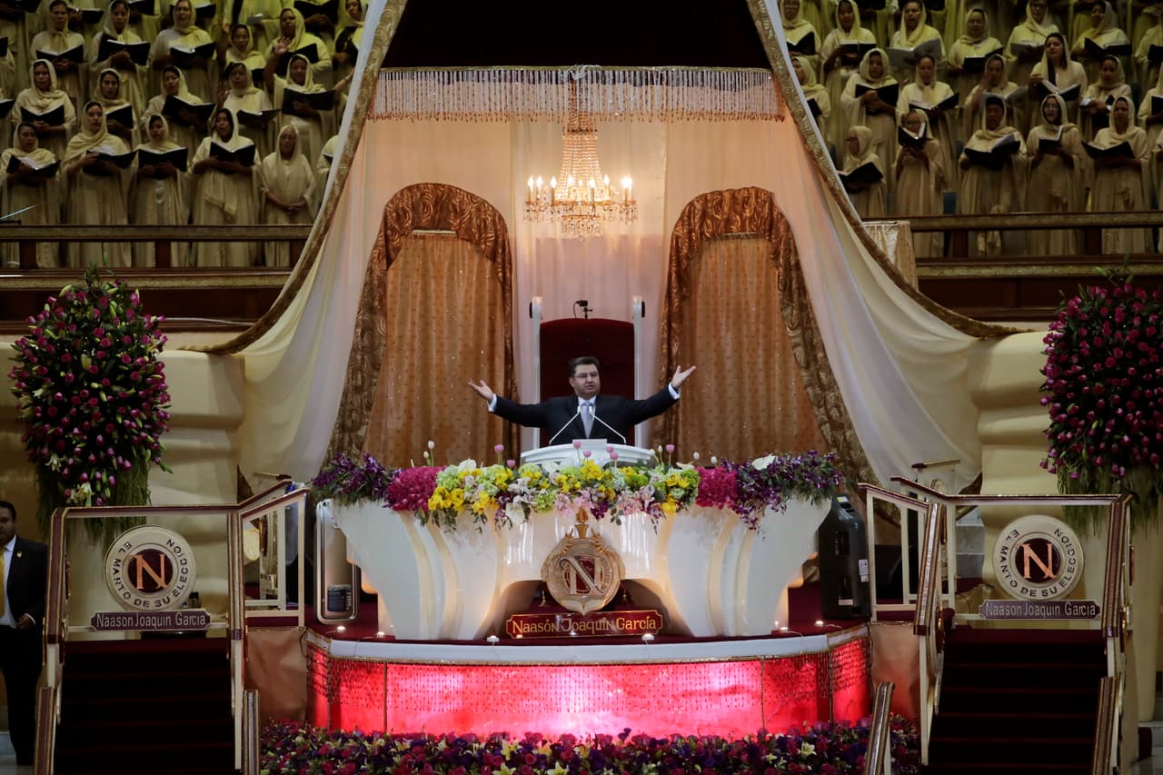 Naasón Joaquín García, líder de la organización religiosa La Luz del Mundo, con sede en México,
<a href="https://www.univision.com/local/san-francisco-kdtv/arrestan-en-california-al-lider-de-la-iglesia-la-luz-del-mundo-la-fiscalia-lo-acusa-de-violar-a-una-menor" target="_blank">fue arrestado en California</a> bajo cargos de
<b>tráfico de personas, producción de pornografía infantil y violación de menores</b>. La Fiscalía estatal lo llamó "un gran operativo contra el tráfico sexual".