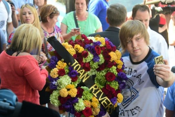 La gente llegó a colocar muchos adornos florales.