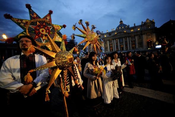 Compuesto por 100 figuras de terracota, el pesebre es obra del escultor Francesco Artese, exponente de la llamada "escuela meridional" quien ha recreado el paisaje de la zona conocida como los "Sassi de Matera" poniendo en escena la vida rural.