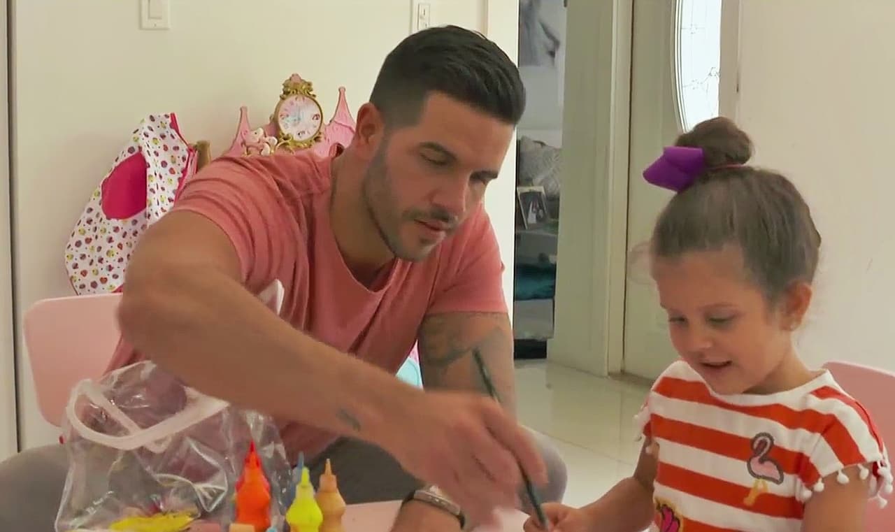 Otro de los festejados fue el Chef Yisus, quien se sorprendió cuando vio el tierno experimento que realizó la producción con su hija Anabella de cuatro años.