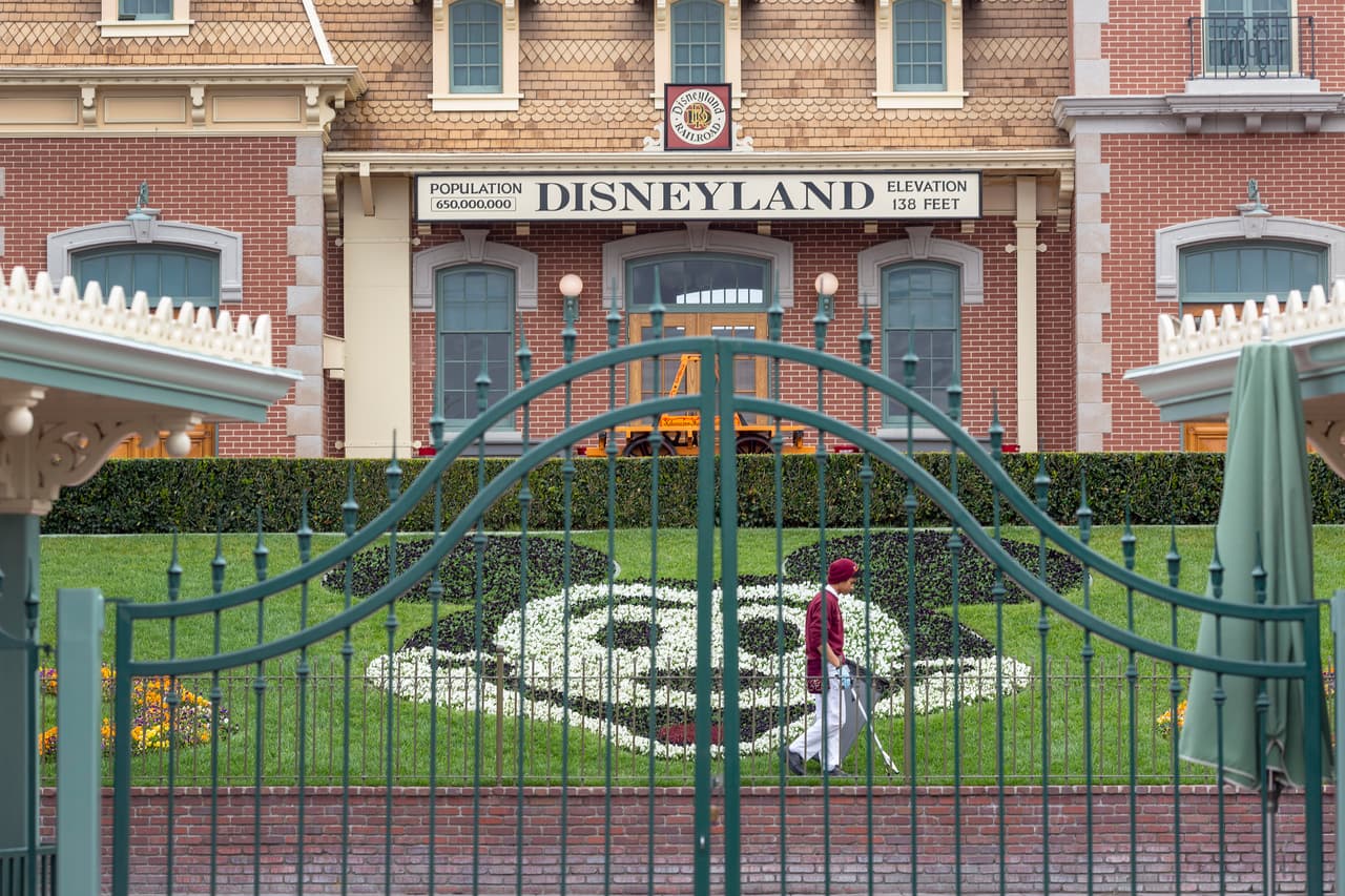 <b>Puesto 1. Parques temáticos Disney. Trabajadores suspendidos: alrededor de 100,000.</b> Solo en Walt Disney World Resort, en Orlando, Florida, fueron suspendidos 70,000 trabajadores. Cuando hicieron el anuncio a principios de abril el parque ya había estado cerrado por más de un mes. 
<a href="https://www.univision.com/noticias/heredera-de-disney-se-muestra-furiosa-por-la-decision-de-la-compania-de-suspender-el-sueldo-a-100-000-trabajadores">Lea aquí la historia de la heredera de esta empresa furiosa por esta decisión de la compañía </a>