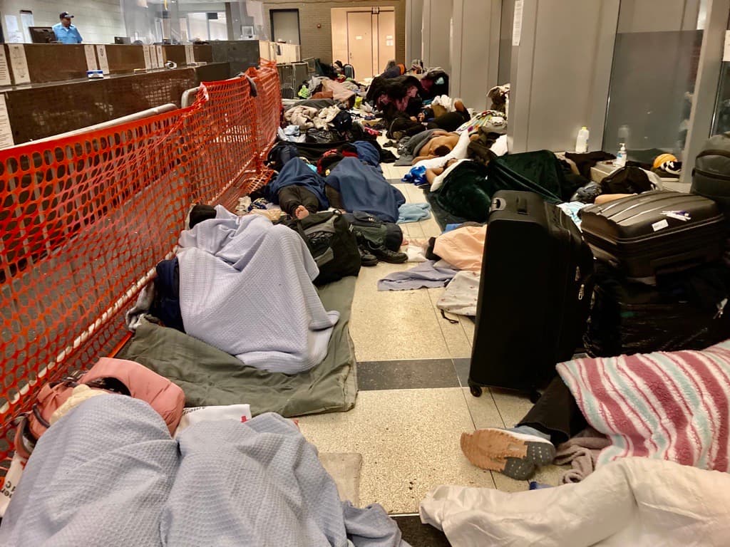 Migrantes dan a los niños que ocupen primero suelos de estaciones de policía.