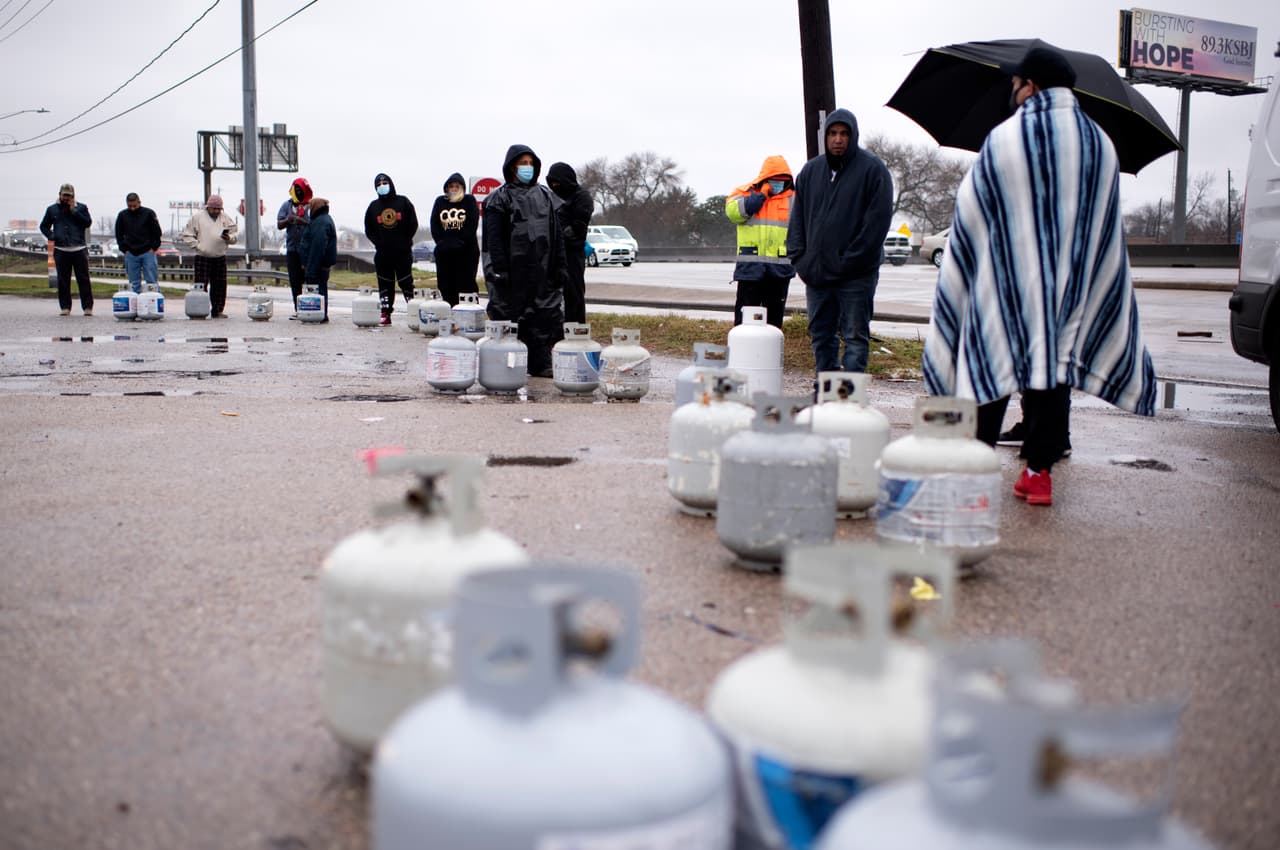 Una larga fila bajo la lluvia para comprar gas propano en un establecimiento de Houston. Según un reporte de la agencia AP, las autoridades recomendaron a casi siete millones de tejanos hervir el agua antes de beberla o usarla para cocinar, en un momento donde muchos siguen sin energía.