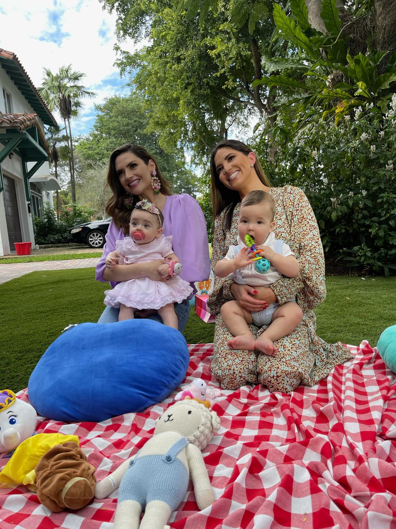 Tras dos embarazos perdidos, Michelle no perdió la fe y le pidió con todas sus fuerzas a Dios para poder convertirse en madre.
<b> Su anhelo llegó una semana después de que ella y su mamá le rezaran a la Virgen de Guadalupe en la Basílica de Guadalupe el 12 de diciembre de 2019.</b> Sin embargo, no fue hasta cuarto mes que lo hizo público. A partir de ese momento, hizo partícipe a la audiencia de una travesía llena de amor. 
<br>
<br>El encuentro entre los dos bebés era un deseo esperado por ambas, quienes buscaban cerrar un círculo de amor que comenzó al compartir sus embarazos.