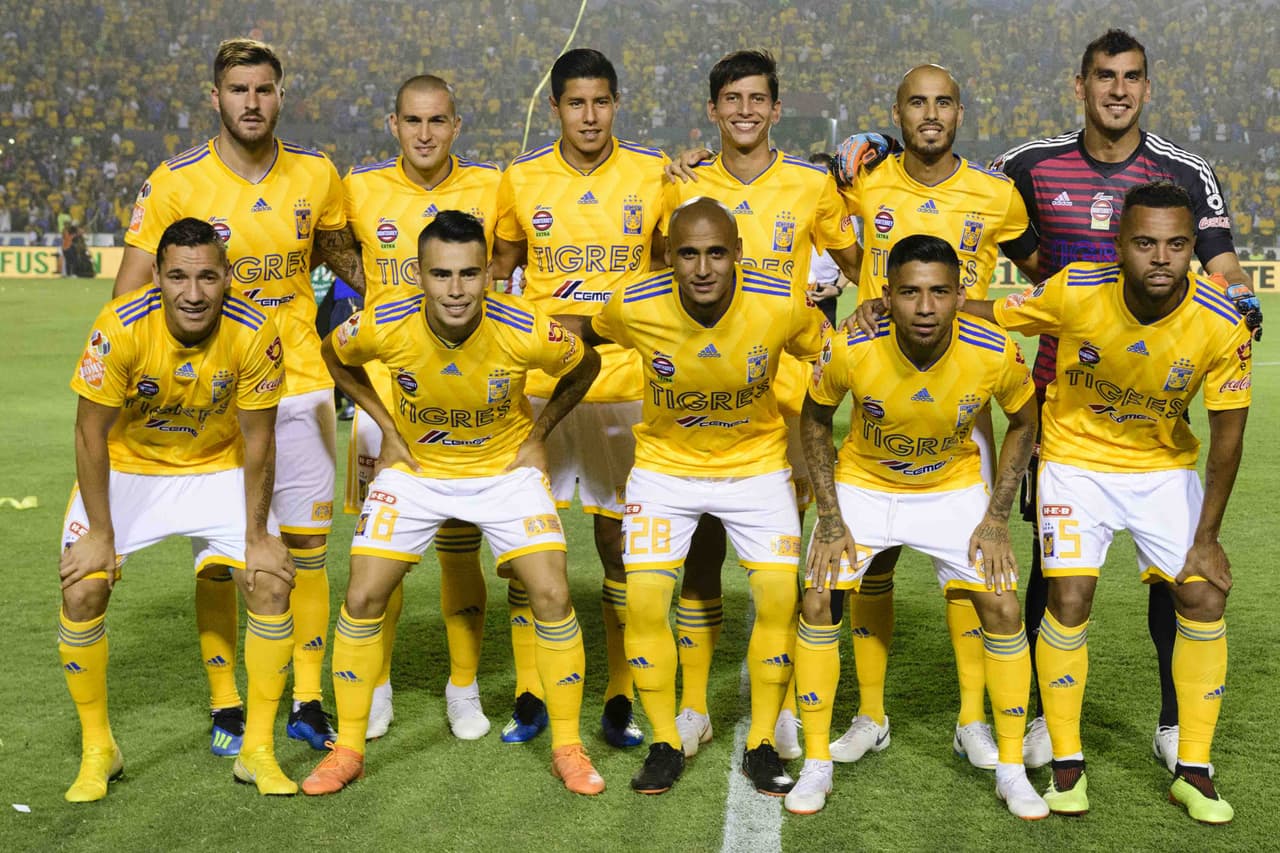 Los jugadores de Tigres UANL posan antes del inicio del partido.