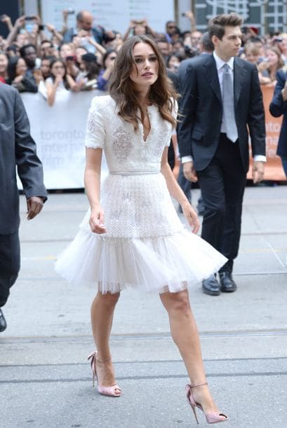 Un vestido blanco completo, muy femenino, con manga corta como el de Keira Knightley puede dejar a todos con la boca abierta.