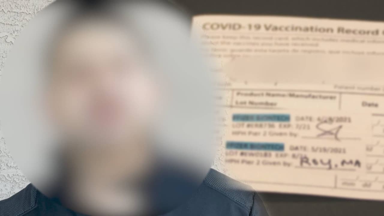“En el trabajo ya me están pidiendo mi comprobante mi cartoncito, de que ya me puse las vacunas. Un compañero me dijo que me podía pasar el numero de alguien que cobra $50 para yo presentarlo (la tarjeta falsa) en mi trabajo. Así (comprobar) que tengo las dos vacunas y pues yo la verdad le dije 
<i>pues deja lo pienso porque son $50</i> y luego si me 
<i>cachan</i> puedo tener problemas”, dijo 
<i>Pedro </i>frente las cámaras de Univision Arizona 
<br>