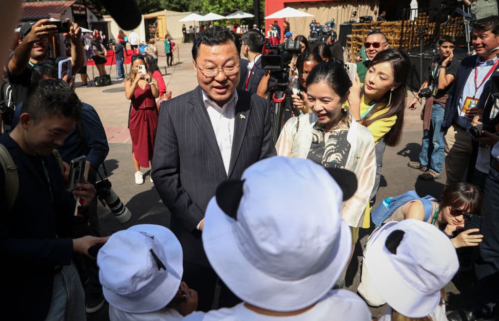 Xie Feng, embajador de China en Estados Unidos, también participó del evento que marcó el debut de los pandas gigantes en el zoo de San Diego, California.