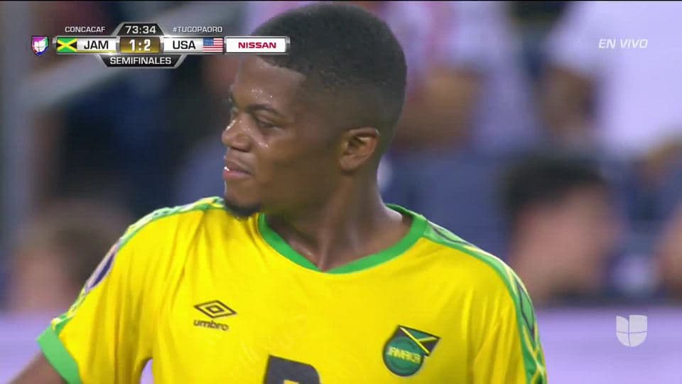 Tiro desviado de Leon Bailey