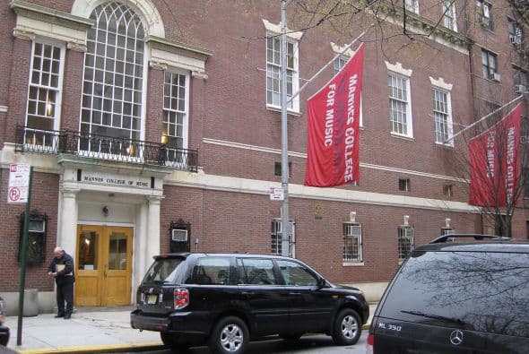 Mannes College-The New School for Music - Situado en el Greenwich Village de Nueva York, su población estudiantil oscila alrededor de 350, por lo que es uno de los conservatorios más pequeños en esta lista. Incluye entre sus ex-alumnos una serie de compositores respetados.
