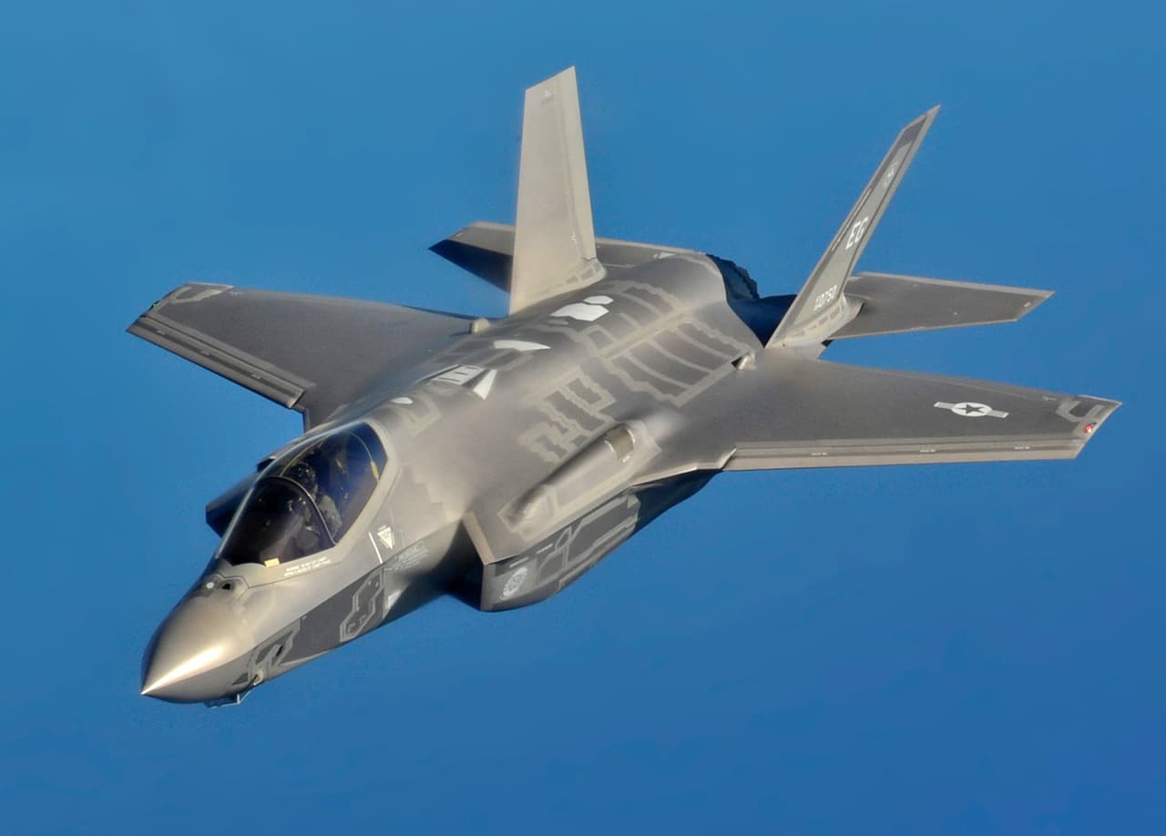 El avión de combate Lockheed Martin F-35 Lightning II alcanza una velocidad de Mach 1.6, lo que es igual a 545 metros por segundo, 1.960 kilómetros por hora.