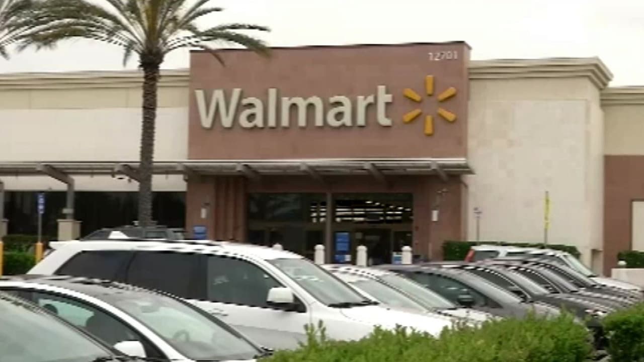 Alerta alimentaria: Lo que se sabe del retiro masivo de latas de frutas vendidas en tiendas Walmart