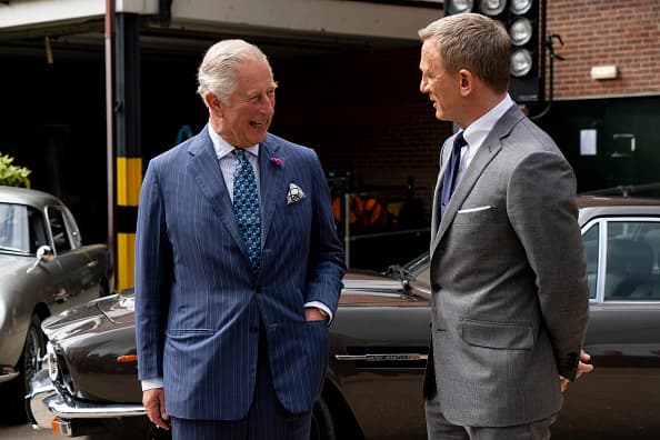 La fuente indicó a The Sun que al príncipe Carlos se le preguntó si aceptaría aparecer en un cameo cuando visitó el set de filmación.