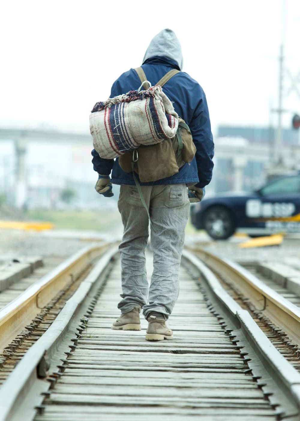 El migrante que camina por las vías de "La Bestia" para ver al Papa
