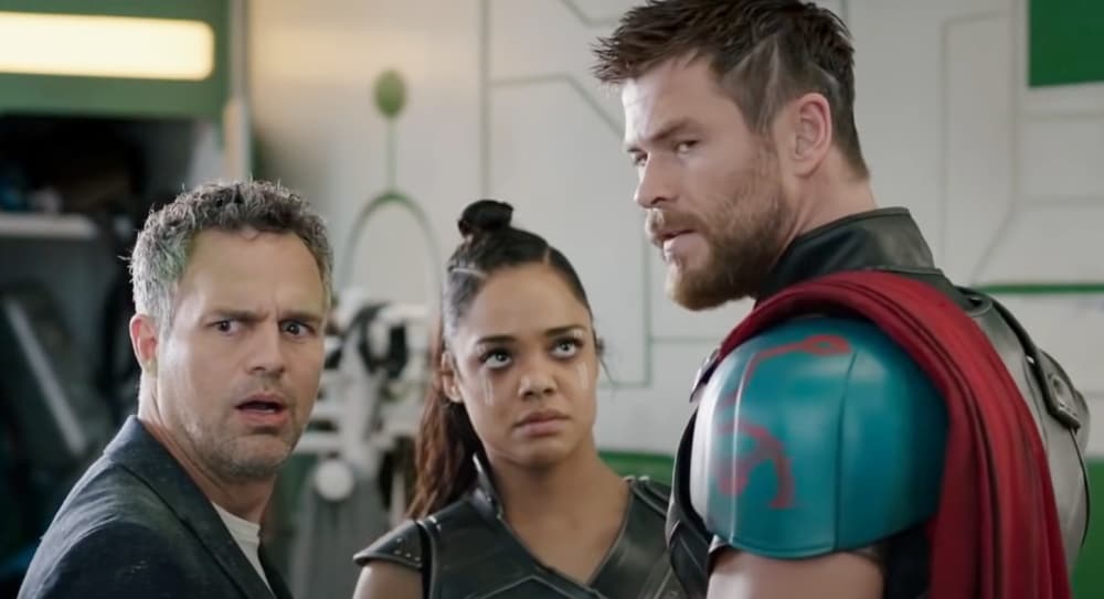 <b>La historia de la infancia de Thor y Loki </b>
<br>Según el director de 'Thor: Ragnarok', Taika Waititi, una buena parte de los diálogos de esa película fueron improvisados. En una charla para el podcast de 'Empire', en el 2017, contó que existían varias versiones de la historia en la que un joven Loki se transforma en un objeto.