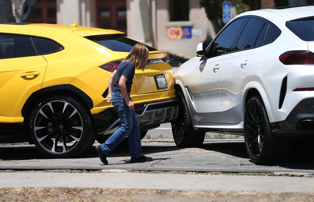 Con el motor en marcha, el menor puso la reversa, ocasionando que el coche se impactara con la rueda delantera de un BMW. 
<br>