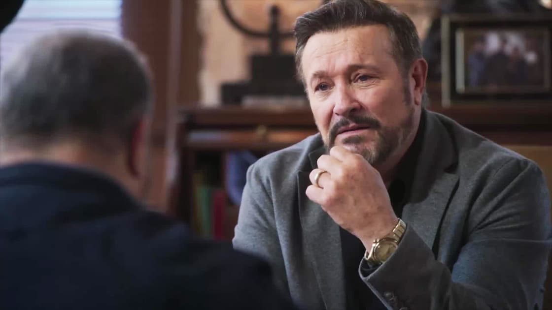 Gustavo comienza a tener problemas con la ley | Mi Rival | Capítulo 35