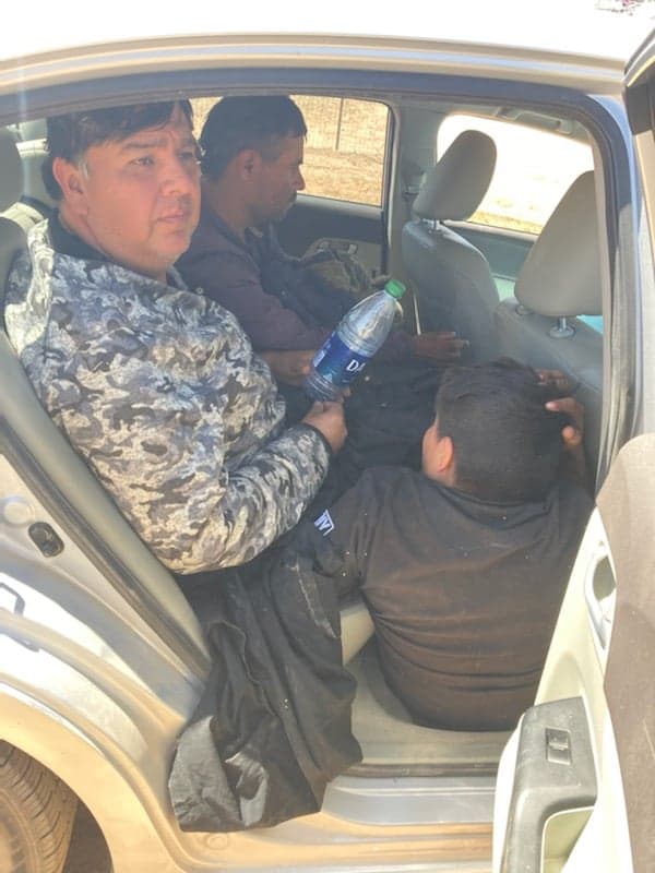 Al hacer contacto con la conductora, Delmetrice Taylor, ciudadana estadounidense de Mesa de 21 años, y la pasajera, Michaela Simmons, ciudadana estadounidense de Mesa de 24 años, se determinó que Taylor no tenía licencia de conducir y cuatro inmigrantes indocumentados iban en la parte trasera del vehículo, estaban escondidos bajo mantas.