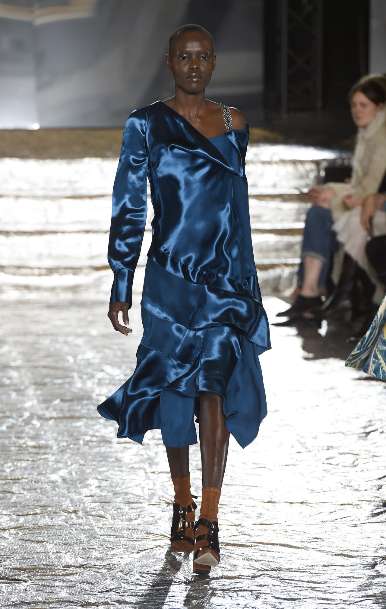 Este sedoso y airoso vestido midi de Peter Pilotto, que deja al descubierto un sugerente hombro torneado, es doblemente espectacular en un azul cuya electricidad sólo se podría comparar con la de Buika. Hazte a un lado, Billie Holiday.
<br>