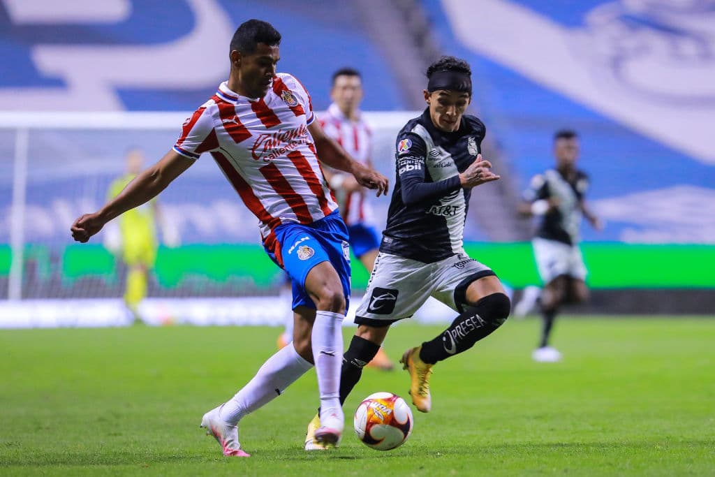 El Rebaño tuvo la primera de peligro en los botines de Oribe Peralta, Jesús Molina cobraba un penal y el gol no llegaba. Ormeño (38’) abrió el marcador con un soberbio testarazo y Miguel Ángel Ponce (47’) emparejó los cartones. En la J2, Puebla y Chivas se medirán a Cruz Azul y Toluca, respectivamente.