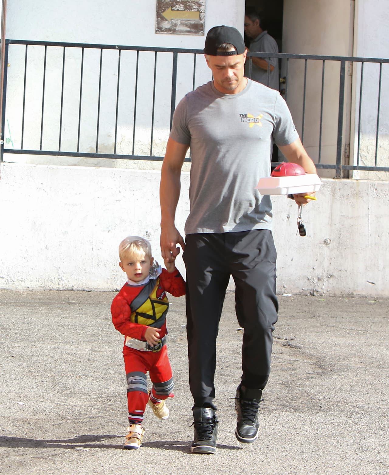 Además, traían una máscara de Spider-Man que Josh cargaba sobre su 'take-out'.