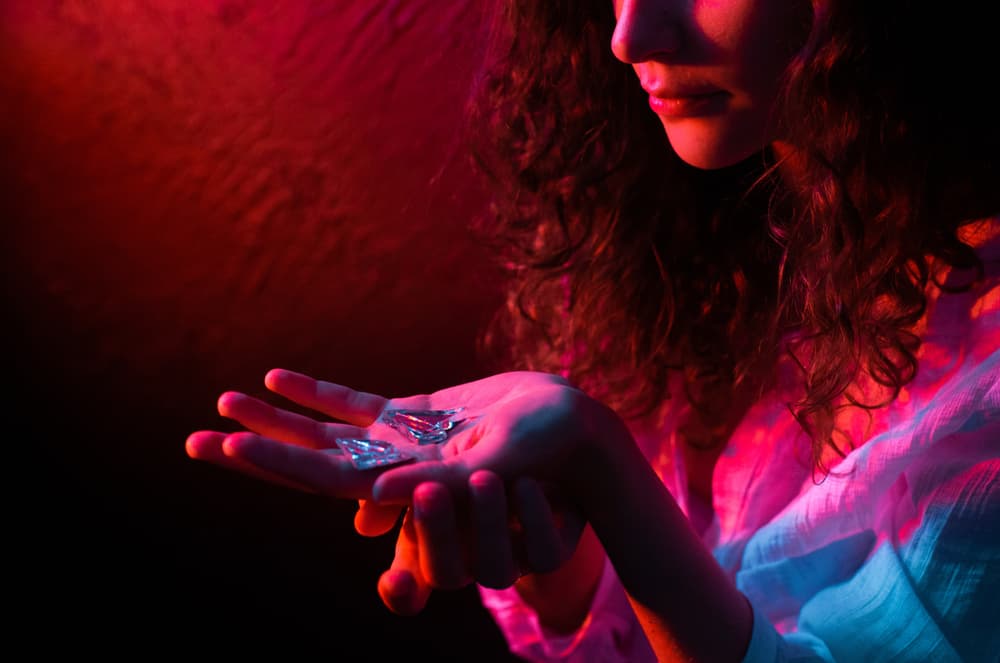 Este ritual consiste en poner el fragmento del espejo a la luz de la Luna Llena y dejarlo cargar con sus vibraciones, esto hará que te deshagas de la mala suerte. 
<br>