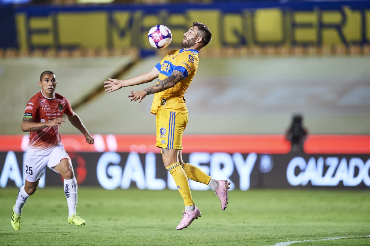 Aunque Tigres dominaba las acciones, no había generado ocasiones importantes de gol.